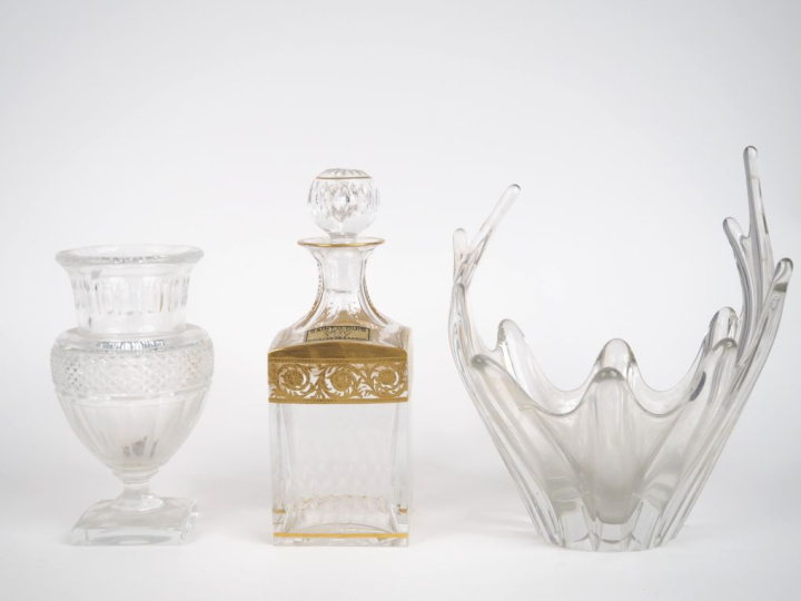 SAINT LOUIS.  Flacon en cristal gravé et doré, à décor de rinceaux feu