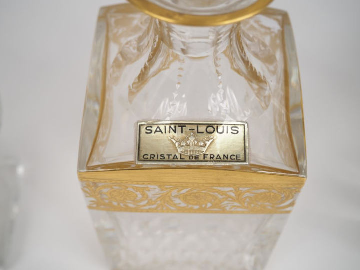 SAINT LOUIS.  Flacon en cristal gravé et doré, à décor de rinceaux feu