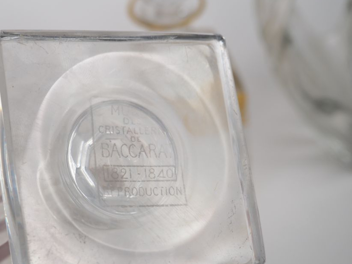 SAINT LOUIS.  Flacon en cristal gravé et doré, à décor de rinceaux feu