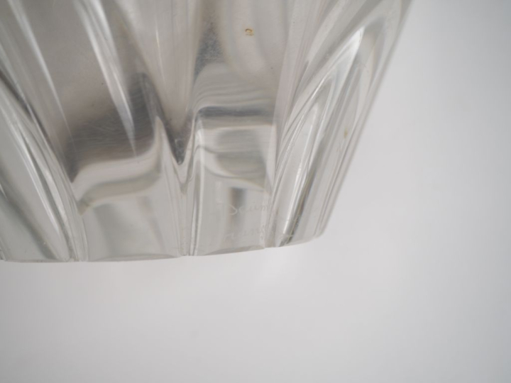 SAINT LOUIS.  Flacon en cristal gravé et doré, à décor de rinceaux feu