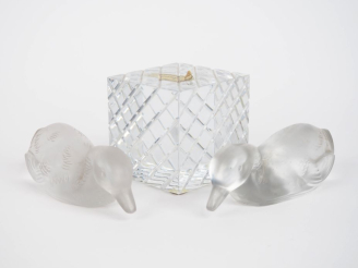 Vente aux enchères BACCARAT.  2 sujets en cristal moulé "canard" Dim. 5 x 12,5 cm  Dim. 4