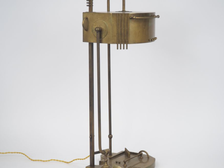 DIAMANTE ART STUDIO.  Etonnante lampe de salon en laiton Signée et dat