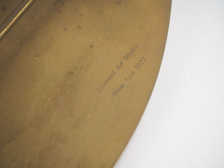 DIAMANTE ART STUDIO.  Etonnante lampe de salon en laiton Signée et dat