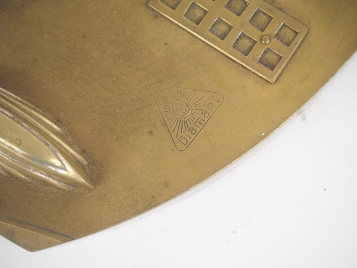 DIAMANTE ART STUDIO.  Etonnante lampe de salon en laiton Signée et dat