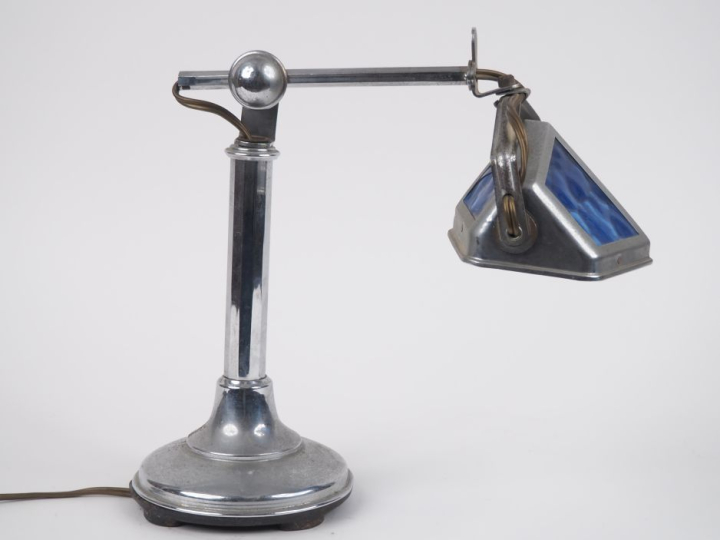 Lampe Art déco articulée en métal chromé et verre bleu.  (un verre fen