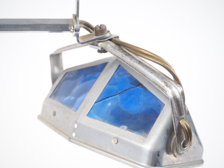 Lampe Art déco articulée en métal chromé et verre bleu.  (un verre fen