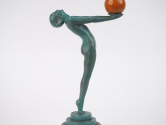 Vente aux enchères LE VERRIER.  "danseuse nue à la balle"  Sujet en régule patiné vert et
