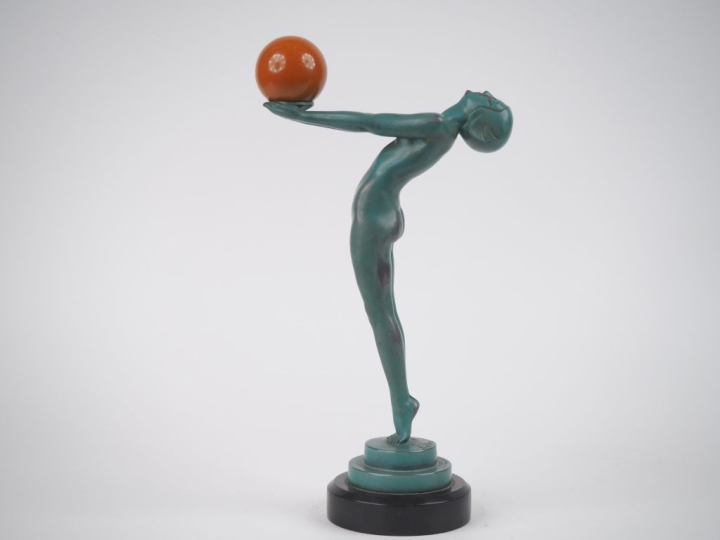 LE VERRIER.  "danseuse nue à la balle"  Sujet en régule patiné vert et