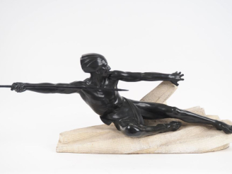 Vente aux enchères LE VERRIER.  "le lanceur de saguée". Grande sculpture en bronze à pati