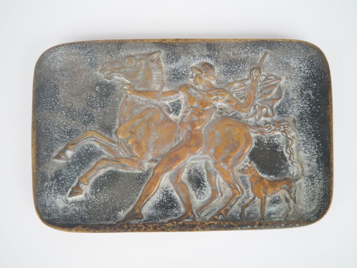 LE VERRIER.  "bellerophon" Plateau en bronze à patine verte et mordoré