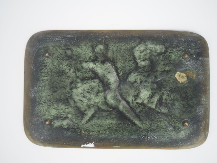 LE VERRIER.  "bellerophon" Plateau en bronze à patine verte et mordoré