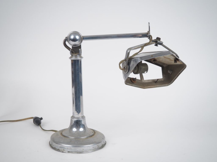 Lampe rétro articulée en métal chromé (manque deux verres).