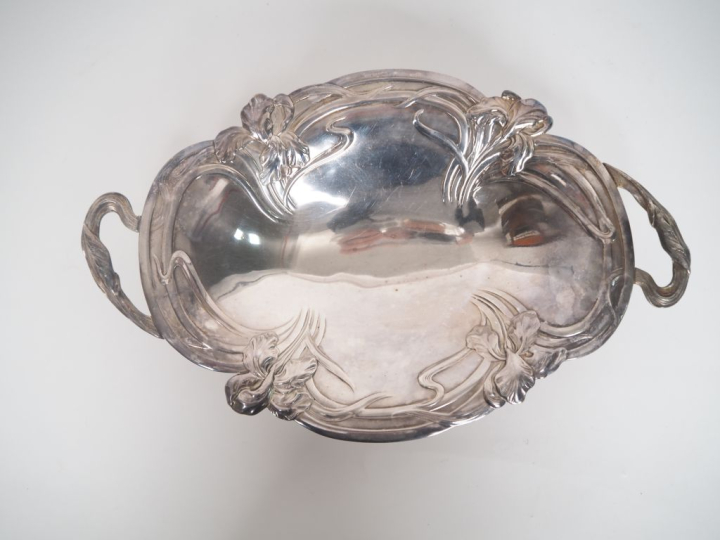 Panière en métal argenté de style Art Nouveau à décor d'iris.  Dim. 7 