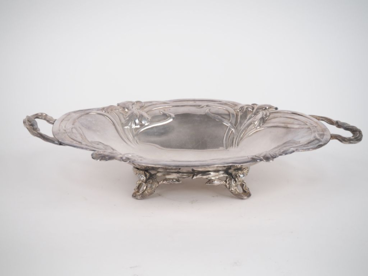 Panière en métal argenté de style Art Nouveau à décor d'iris.  Dim. 7 