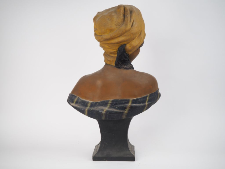 GOLDSCHEIDER.  "buste d'orientale au turban" en stuc polychrome.  Sign