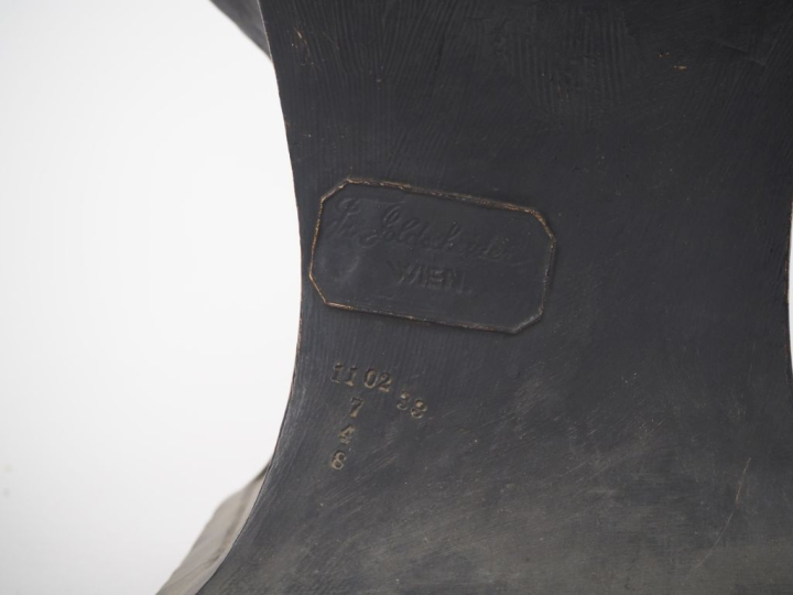 GOLDSCHEIDER.  "buste d'orientale au turban" en stuc polychrome.  Sign