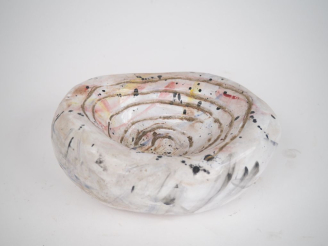 Vente aux enchères Cendrier ou coupelle en faïence blanche.  Signée et datée 1953 Dim. 7 