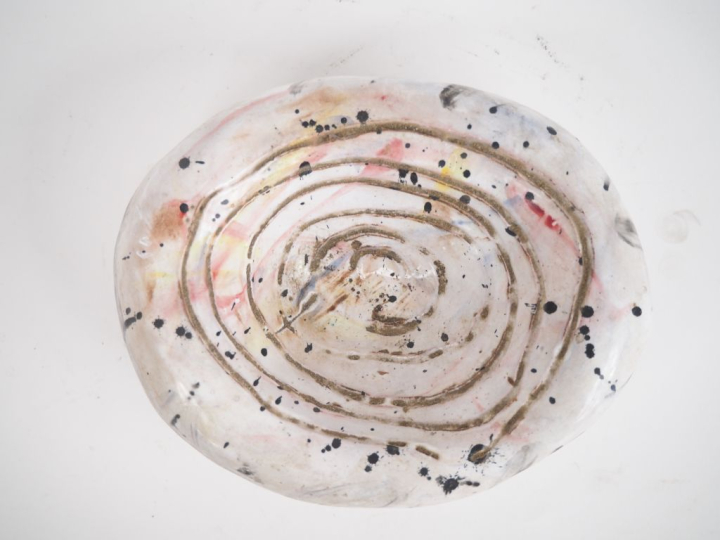 Cendrier ou coupelle en faïence blanche.  Signée et datée 1953 Dim. 7 