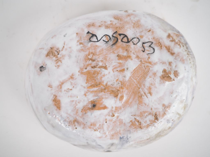 Cendrier ou coupelle en faïence blanche.  Signée et datée 1953 Dim. 7 