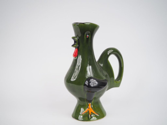 Vente aux enchères POET-LAVAL.  Pichet trompeur "Cocorico" en céramique polychrome.  Sign