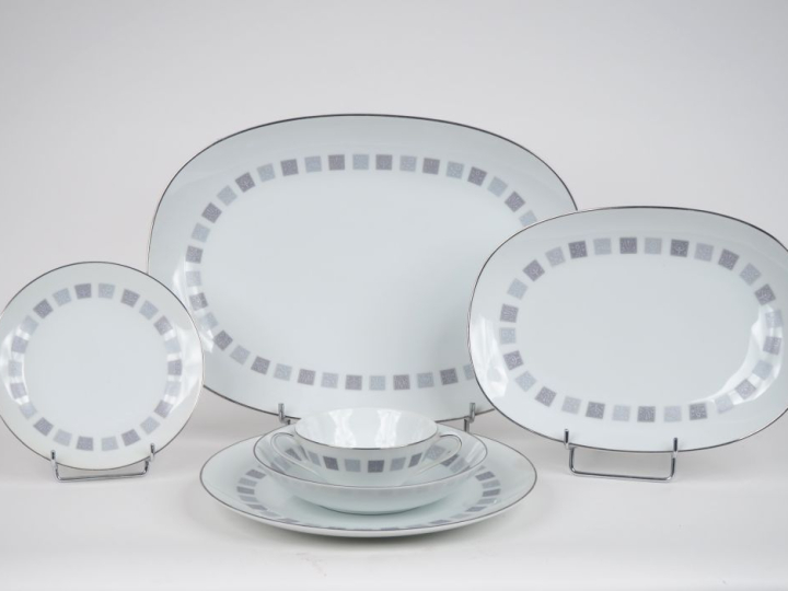 Service de table en porcelaine contemporaine du Japon, modèle "Nori Ta