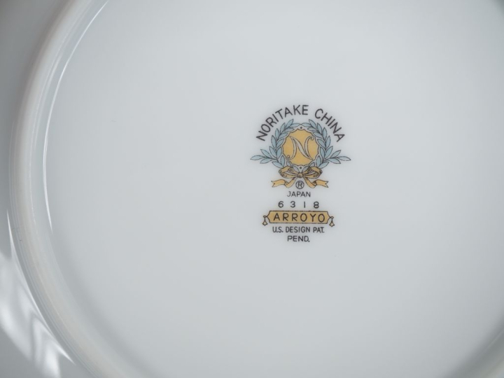 Service de table en porcelaine contemporaine du Japon, modèle "Nori Ta