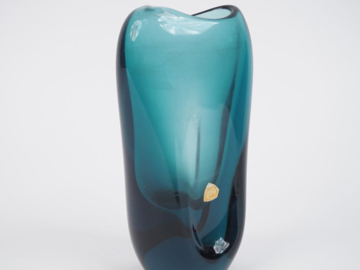 J. BECKER STUDIO.  Vase moderniste en verre, porte l'étiquette du créa