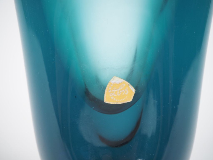 J. BECKER STUDIO.  Vase moderniste en verre, porte l'étiquette du créa