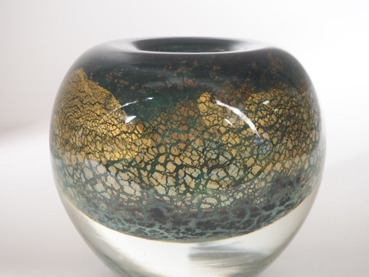 NOVARO.  Vase boule en verre à décor d'inclusions polychormes.  Signé 