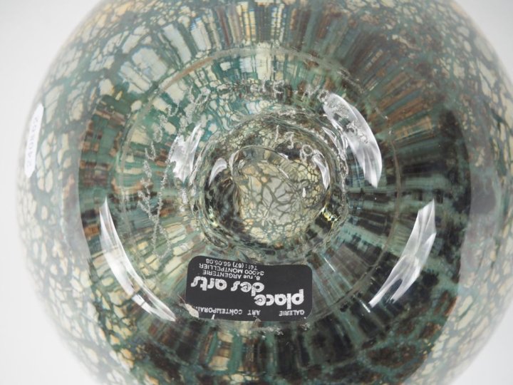 NOVARO.  Vase boule en verre à décor d'inclusions polychormes.  Signé 