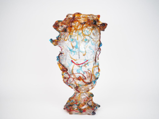 Vente aux enchères CONSTANTINI.  Vase sculpture en verre polychrome et filé de Murano, ap