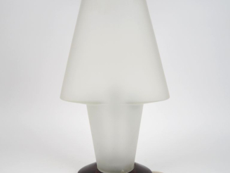 Vente aux enchères Lampe design en verre légèrement opaque et ambré.  H. 60 cm  largeur :