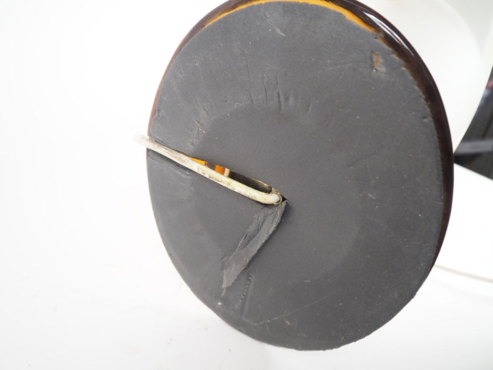 Lampe design en verre légèrement opaque et ambré.  H. 60 cm  largeur :