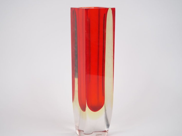 Vase en verre de Murano rouge et translucide.  H. 30 cm (micro égrenur