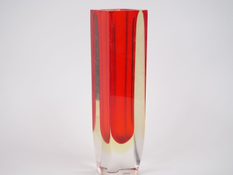 Vente aux enchères Vase en verre de Murano rouge et translucide.  H. 30 cm (micro égrenur