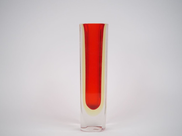 Vase en verre de Murano rouge et translucide.  H. 30 cm (micro égrenur