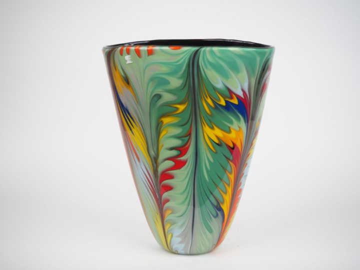 Vase cornet en verre polychrome de Murano.  H. 35,5 cm