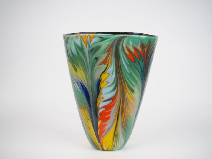 Vase cornet en verre polychrome de Murano.  H. 35,5 cm