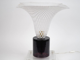 Vente aux enchères Lampe design en verre noir résillé blanc et translucide, pieds cylindr