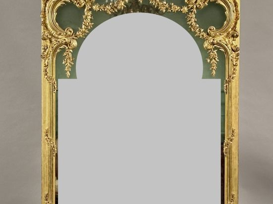 Belle glace Napoléon III de style Rocaille en bois sculpté et doré, à 