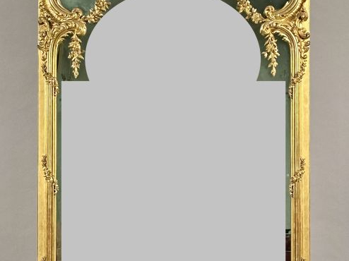 Belle glace Napoléon III de style Rocaille en bois sculpté et doré, à 