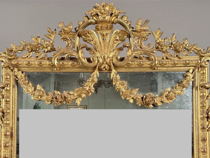 Glace de cheminée Napoléon III de style Louis XVI en bois et stuc doré
