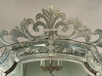 Vente aux enchères Grande et spectaculaire glace de cheminée en verre de Venise, à décor 