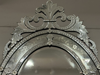 Vente aux enchères Glace ovale en verre de Venise 1900, à décor de feuillage, de fleurs e