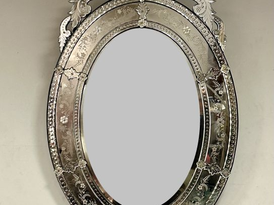 Glace ovale en verre de Venise 1900, à décor de feuillage, de fleurs e