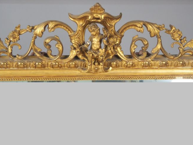 Glace de cheminée Napoléon III en bois et stuc doré à décor de perles 