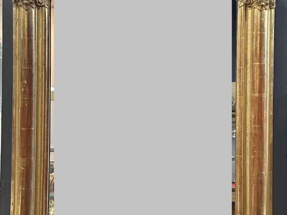 Glace Napoléon III, cadre en bois et stuc doré, à décor de fleurettes 