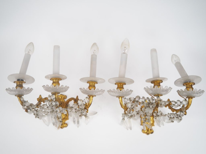 Lustre à pampilles fin XIXème en métal doré et cristal, éclairant à di