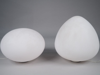 Vente aux enchères Deux lampes vintage en composition blanche en forme d'œuf et de galet.