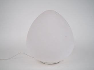 Vente aux enchères Lampe vintage en composition blanche en forme d'œuf.  H. 36 cm